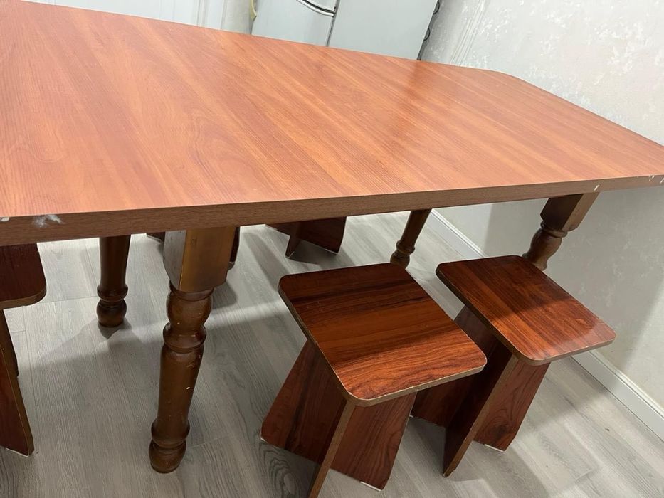 Стол со стульями