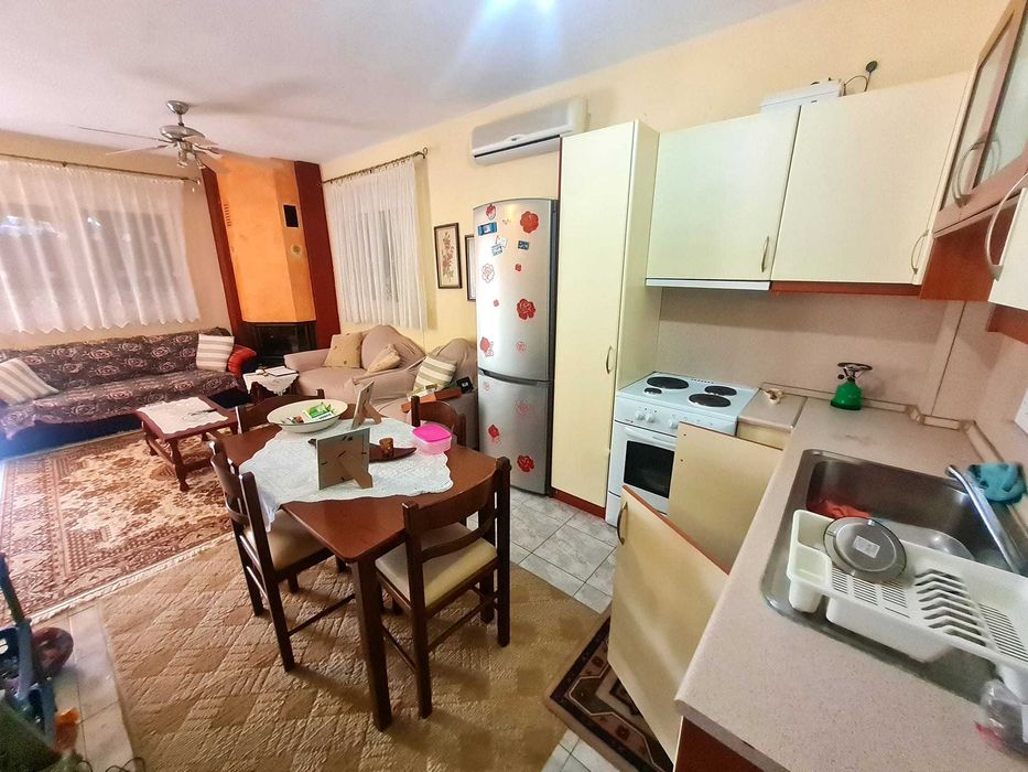 Продава се къща на две нива 90м2 и двор 220м2 в Паралия Врасна, Гърция