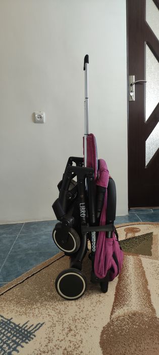 Carucior pentru copii.  Pliabil, tip troler.