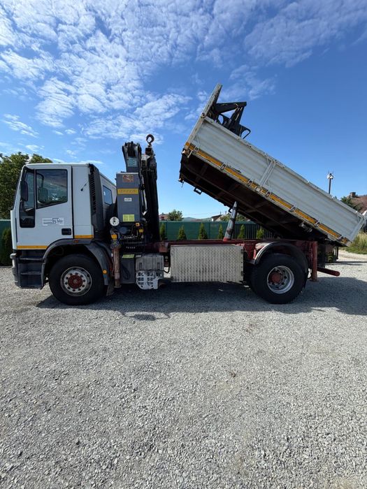Camion basculabil cu macara 22 metri