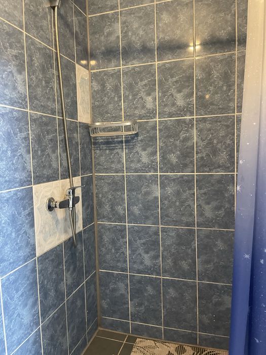 Închiriez garsonieră camera bucătărie și baie