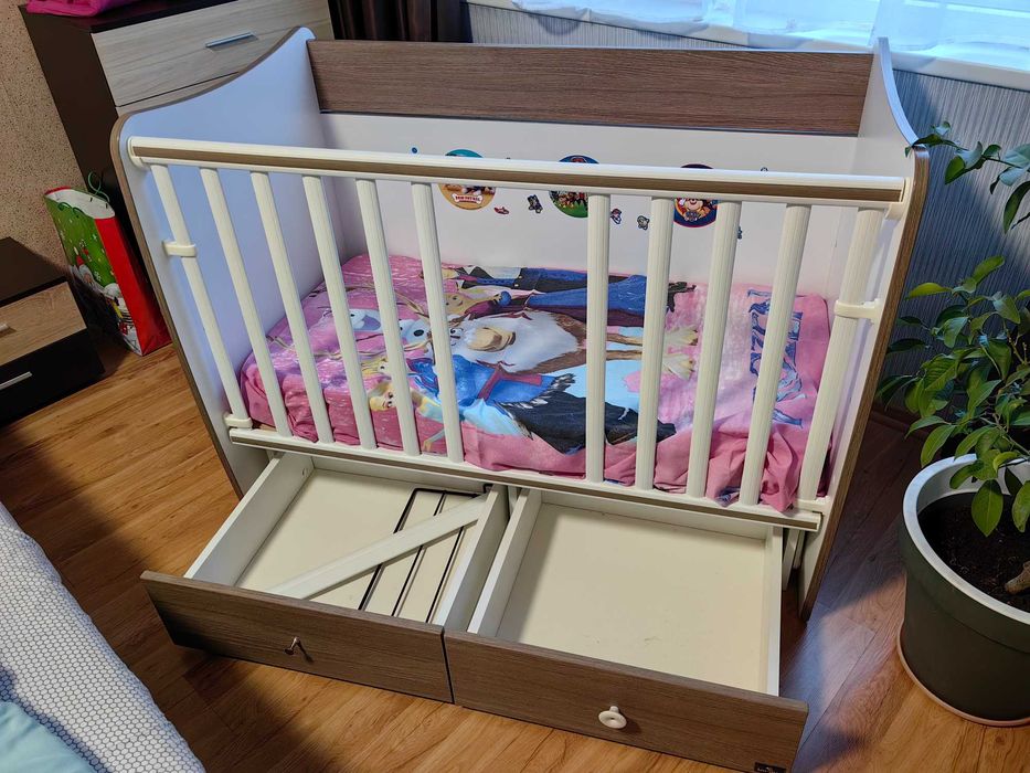 Бебешка кошара с люлеещ се механизъм + матрак