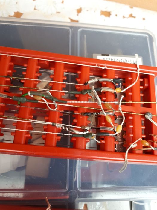 Navomodel plantat cu 2 cuve, forfații, ace crap, mincioc.