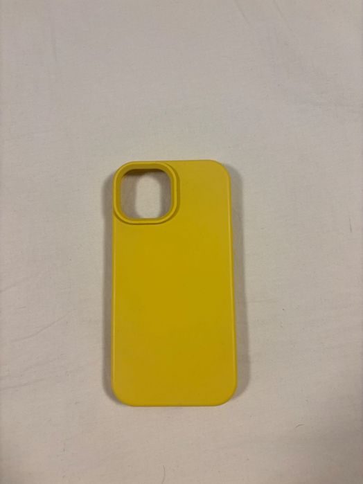 iPhone 15 жълт калъф