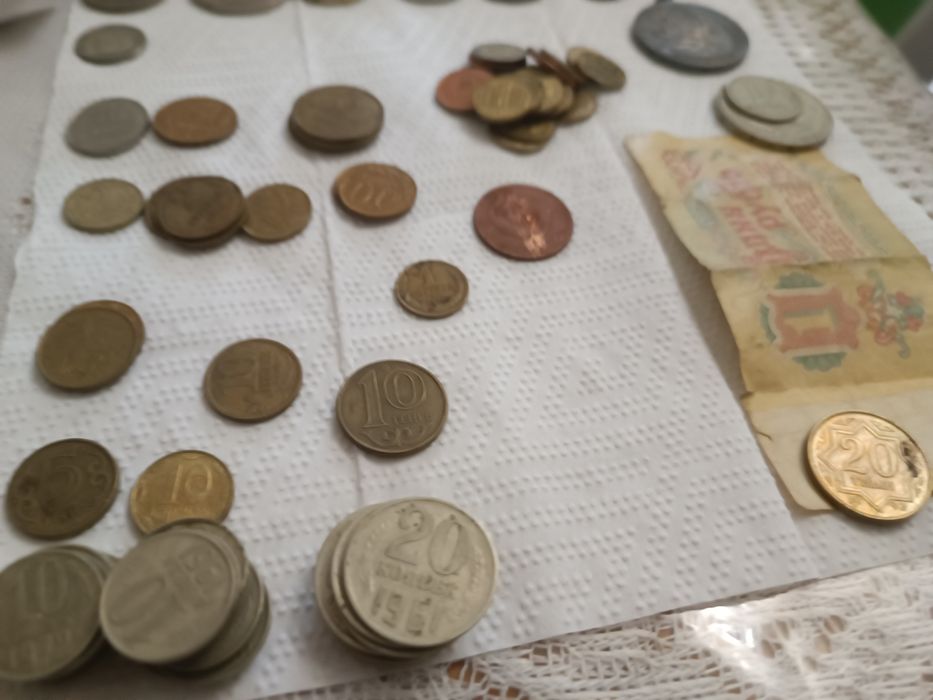Монеты. Тенге. Рубли.