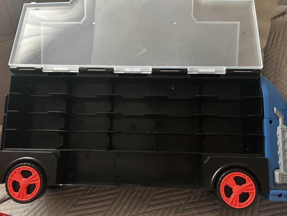 Masini baietei - pompieri si depozitare masini hot wheels