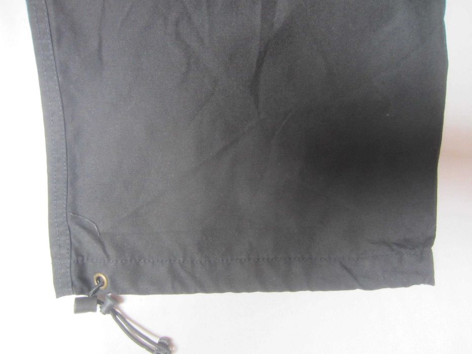 Pantalon bermude Fjall Raven, masura 40, material G-1000(65%polyester+35%bumbac), culoare neagra, stare f. buna (simbolul de pe crac este usor uzat)