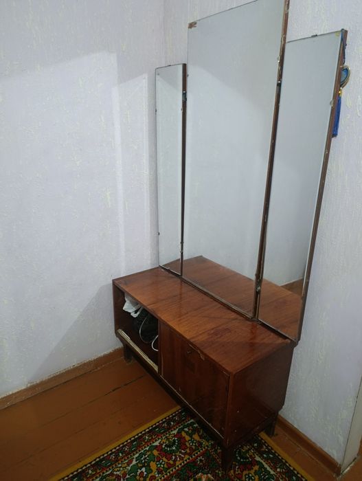 Klassik yog‘och pardoz stoli – 3 qavatli oyna bilan