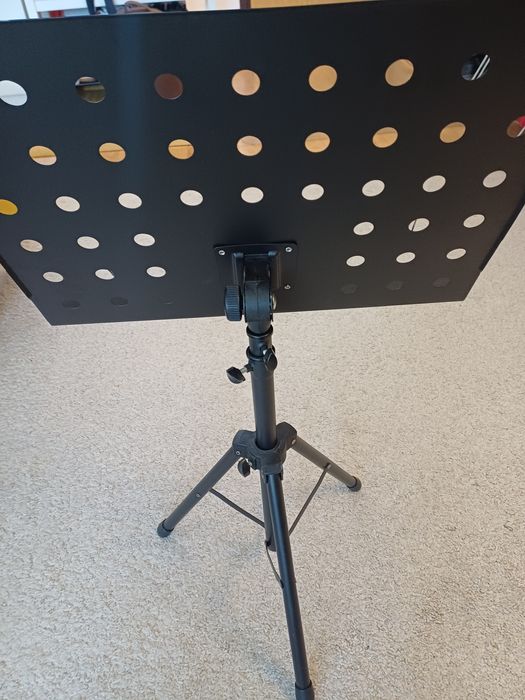 Chitara cu husa, suport de picior și suport partitura, ca noi