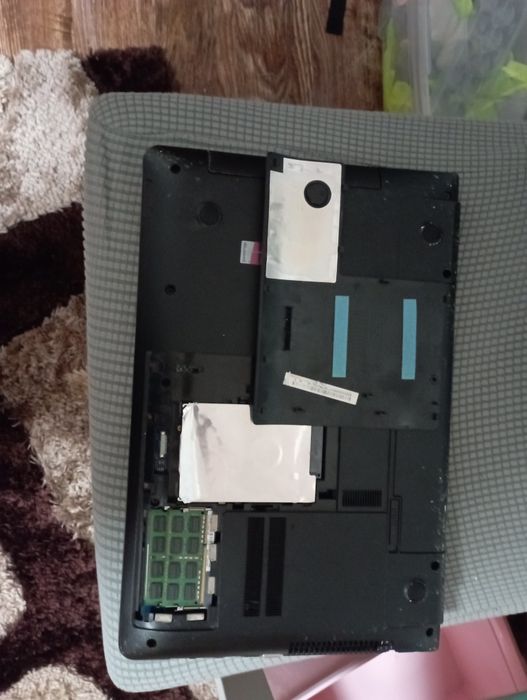 Vând laptop Samsung pentru piese