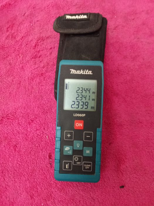 Лазерный дальномер Makita.