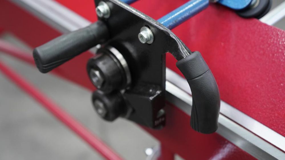 Abkant 2,14T/0,8 contine: role taietoare si dispozitiv pentru falca