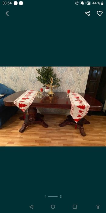 Деревянный стол для гостиной