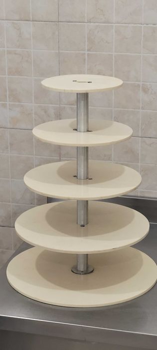 Suport etajat pentru tort.