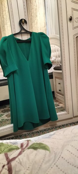 Платье бренда ZARA