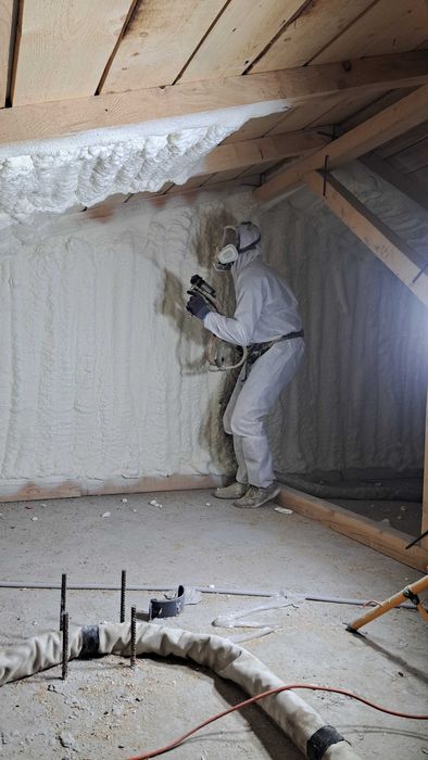 Executam izolații cu spumă poliuretanică celulă deschisă