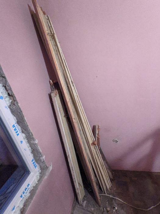 Подарява се стара свалена дървена дограма - 15 прозореца и 2 врати