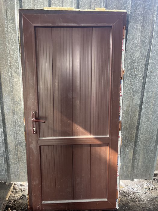Продам пластиковые дверь