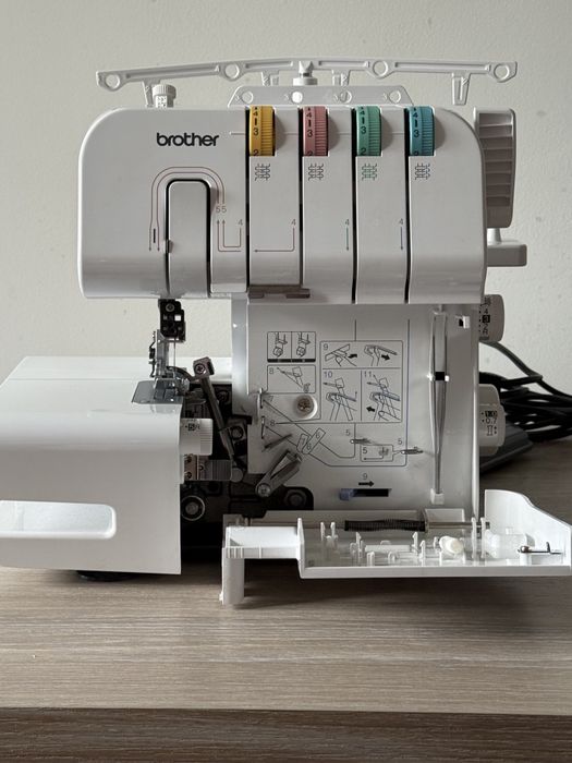 Vand masina de festonat Brother 1034DX