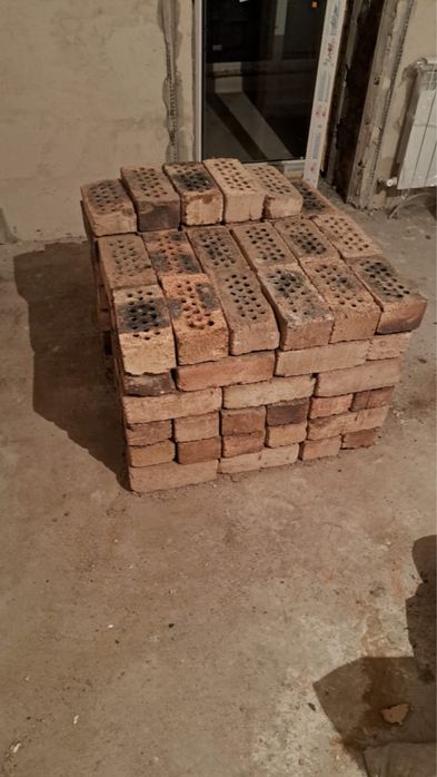 Кирпичи остались лишние продаю