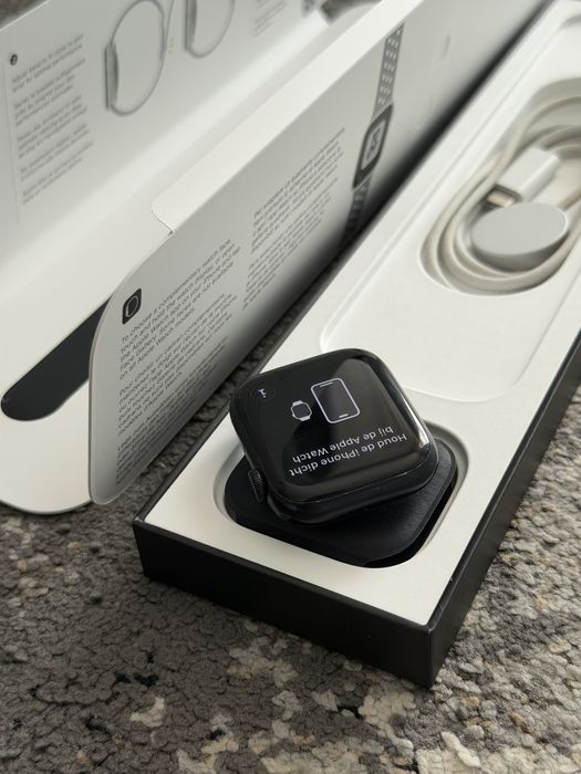 Apple Watch S7 45mm + нова каишка