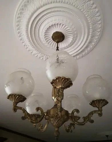 Superb candelabru din bronz masiv cu 5 brațe și globuri din sticla cu model floral ,piesa cu o lucrătură de o foarte mare finețe
