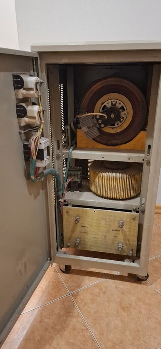 Продаётся стабилизатор напряжения. 220в  20кВт. Однофазный.