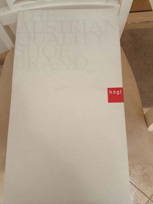 Новые красные лаковые сапоги