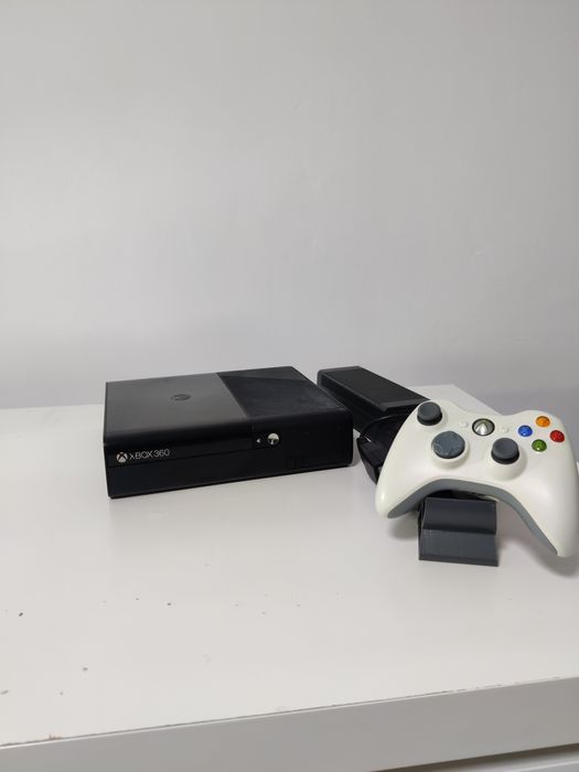 Xbox 360 E 250GB | Controller original | Funcțional | Gata de joc