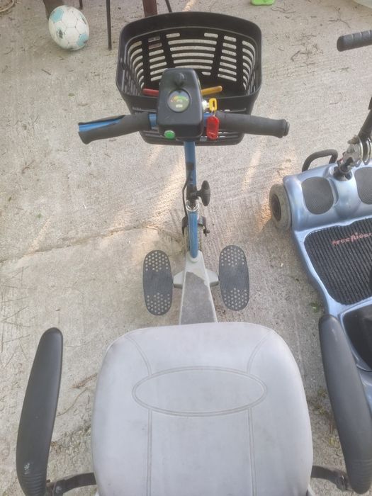 Vând două cărucioare electrice pentru persoane cu dizabilitati