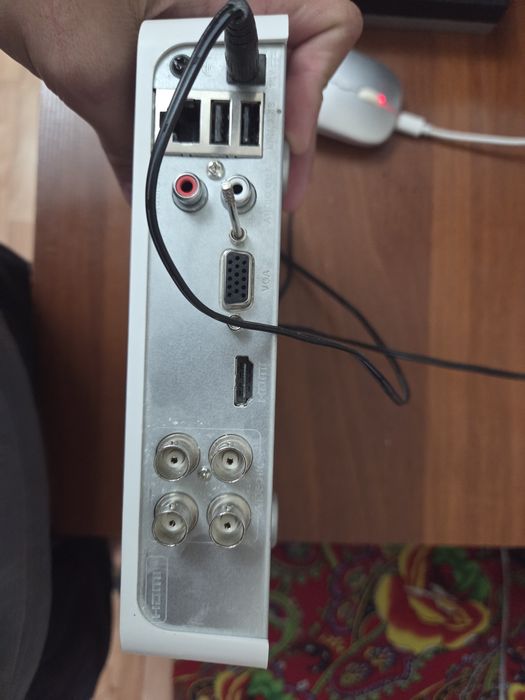 Монитор самсунг, видео регистратор HiLook DVR-104G-K1.