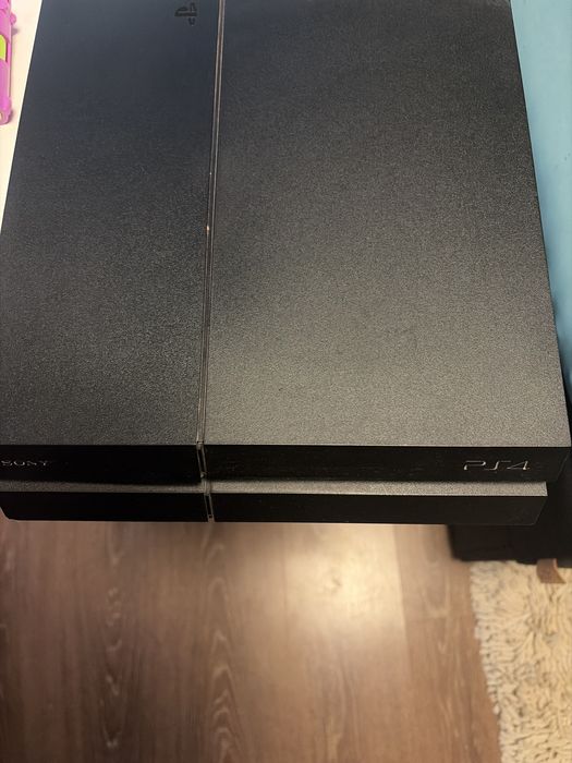 Продавам ps4 нищо му няма