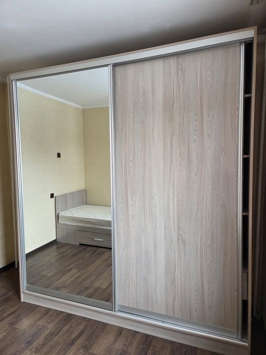 Продам шкаф купе с зеркалом