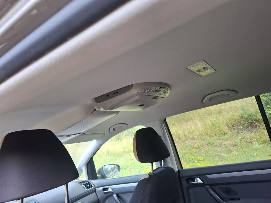 Vând vw Touran 2011