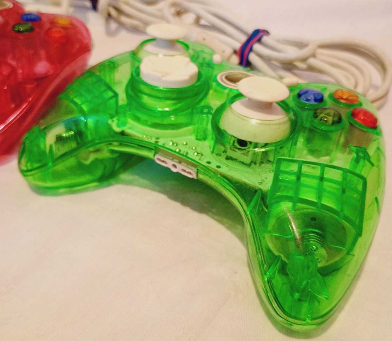 Doua manete transparente pentru Xbox 360. Rock candy
