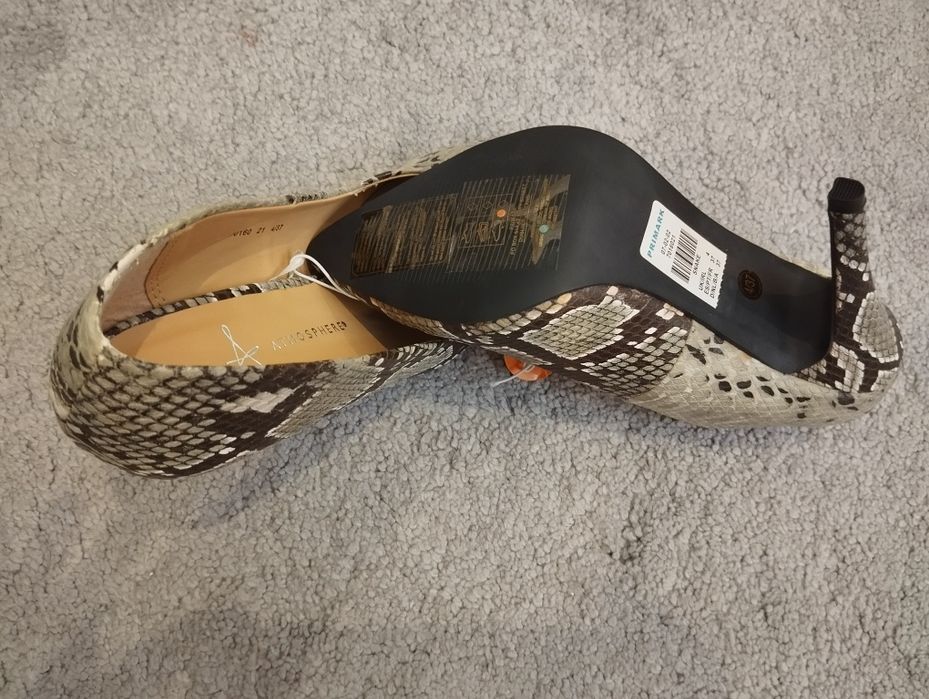 Продаю новые 2 туфли тигровая и кожанная