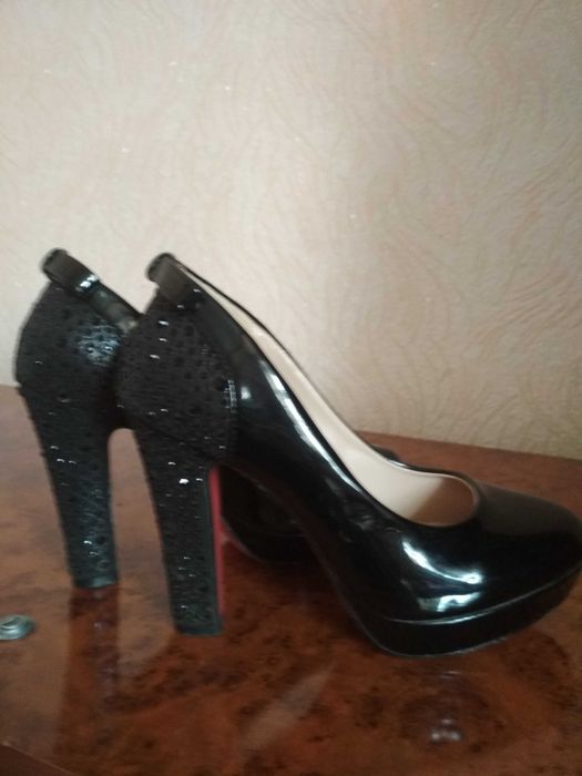 Kablukli tufli qora towli