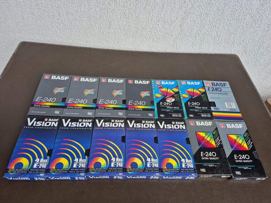Vând Lot 64 casete video VHS originale Basf de 240 minute colectie de filme diferite genuri 
Unitra-Rzeszów,
Made in Polonia fabricat in1979
