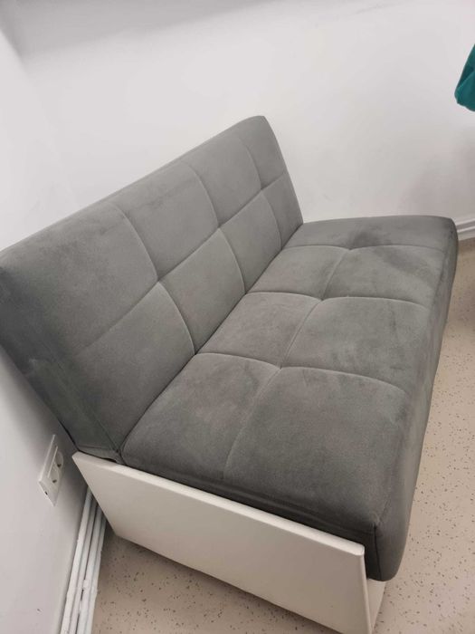 Vand canapea de dimensiune mica, 2 locuri ,extensibila