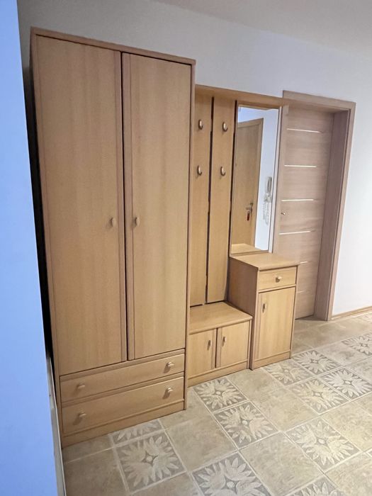 Портманто с два гардероба, закачалки, огледало и шкафчета