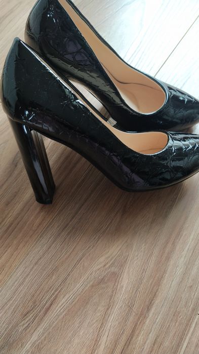 Обувки на ток лак 39