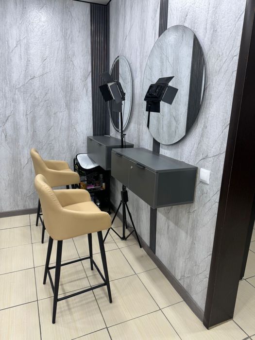 Два стульчика для макияжа