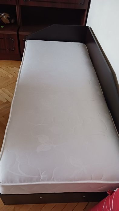 Продавам ново единично легло с матрак