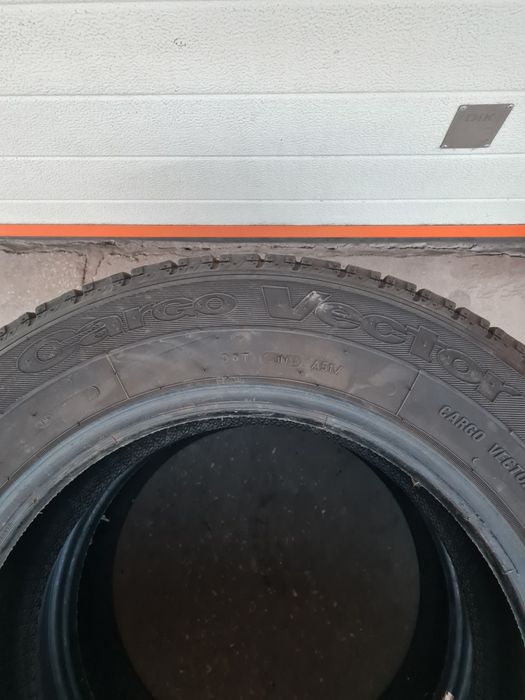 Зимни гуми 2 броя за Бус GOODYEAR CargoVector 205 65 R16C дот 3421