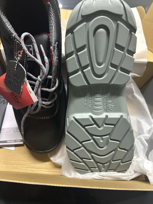 Чисто нови работни обувки !!!