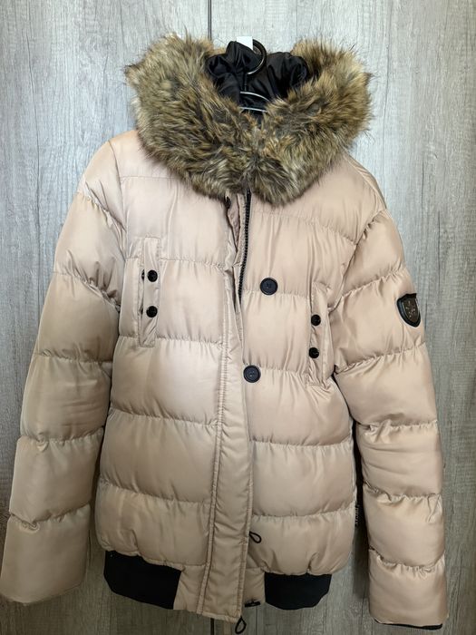 Зимно бежаво яке с пух на качулката