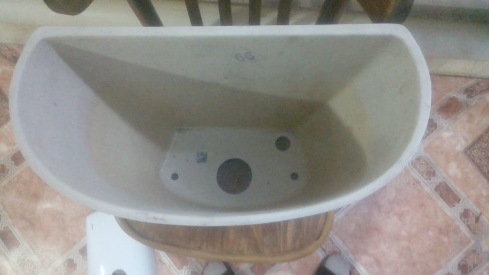 Продам бачок для унитаза