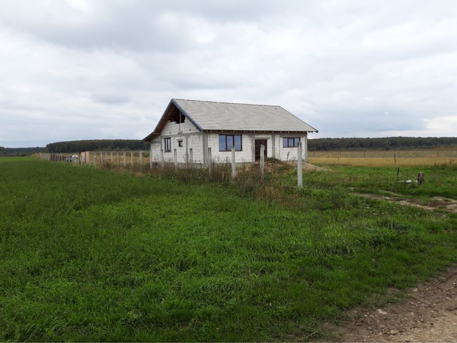 Vând casă în Miersig cu teren cu 5.000 mp (plus inca 2.000 mp disponibili la vanzare teren agricol)situată la 25 de km de Oradea
