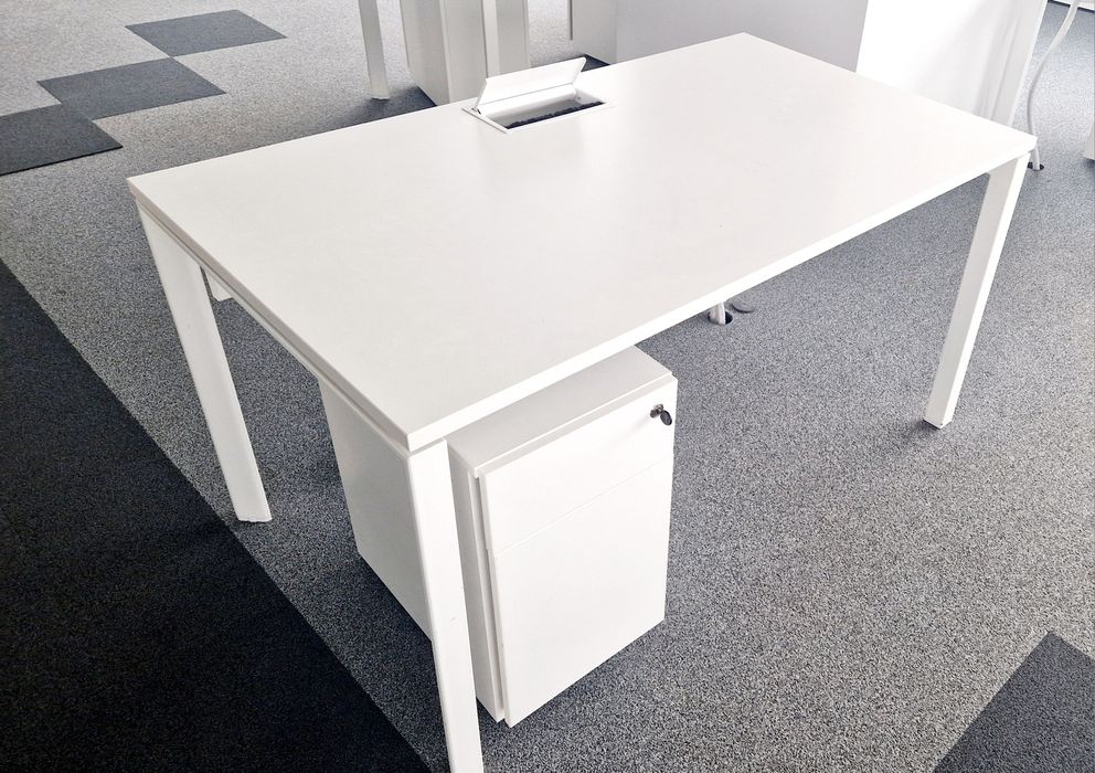 Работно бюро с контейнер