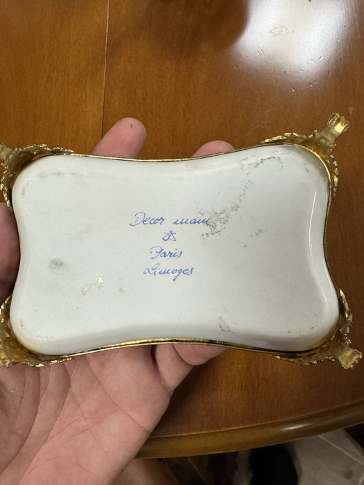 Bomboniera limoges din portelan pictat si elemente alama